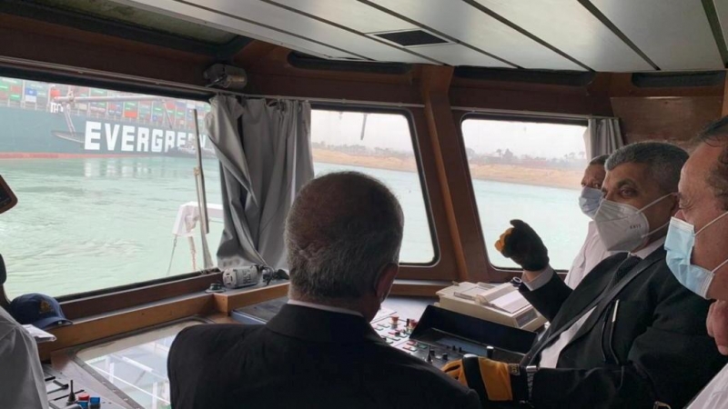Funcionarios monitorean un buque portacontenedores que fue golpeado por un fuerte viento y encalló en el Canal de Suez