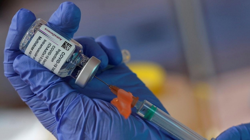 Una sanitaria prepara una dosis de la vacuna de Astrazeneca en Valladolid durante la reanudación este miércoles de la vacunación tras la suspensión cautelar de la misma debido a los problemas que había ocasionado en algunos de los vacunados contra la covi