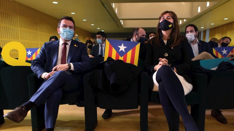 El Vicepresidente del Govern catalán, Pere Aragonès, y la presidenta del Parlament, Laura Borràs, participan en la conferencia “Un gobierno para hacer, un gobierno para ser” este martes en Barcelona.