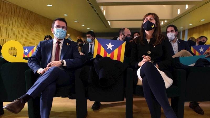 El Vicepresidente del Govern catalán, Pere Aragonès, y la presidenta del Parlament, Laura Borràs, participan en la conferencia “Un gobierno para hacer, un gobierno para ser” este martes en Barcelona.