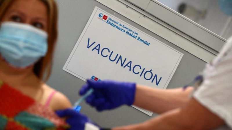 Una mujer recibe una dosis de la vacuna de AstraZeneca en el Hospital Isabel Zendal de la Comunidad de Madrid.