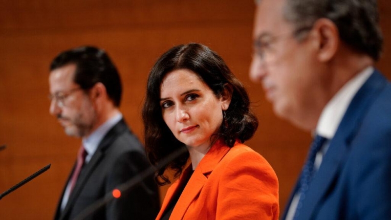 La presidenta de la Comunidad de Madrid, Isabel Díaz Ayuso, junto los consejeros de Educación y portavoz regional, Enrique Ossorio, y el titular de Hacienda y Función Pública, Javier Fernández-Lasquetty.