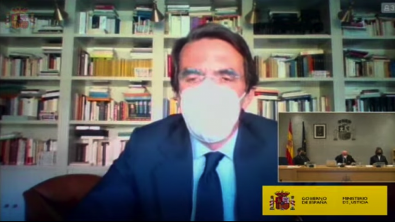El momento surrealista de Aznar y la mascarilla en el juicio de la caja B