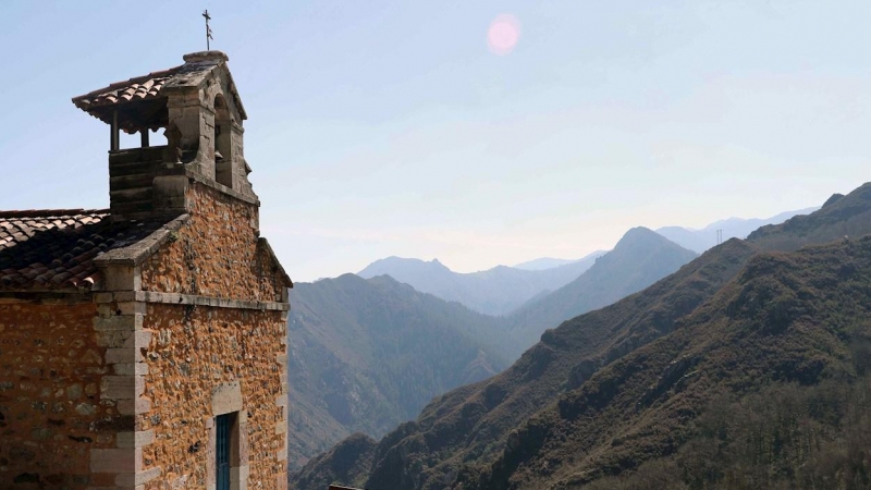 Vista de la iglesia de Santa María en el pueblo de Bandujo (Proaza), declarado por el Principado de Asturias como bien de interés cultural