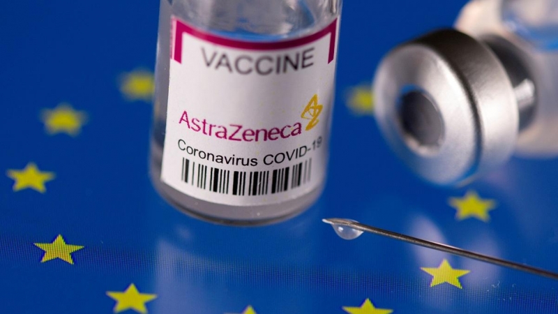 Imagen de un vial de la vacuna de AstraZeneca sobre la bandera de la Unión Europea.