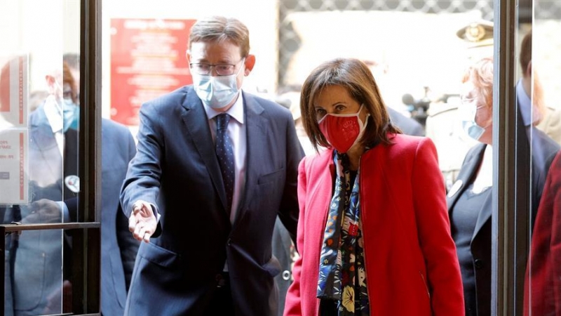 La ministra de Defensa, Margarita Robles , junto al president Ximo Puig, a su llegada al Palau, donde recibe, junto al teniente general de la Unidad Militar de Emergencias (UME), Luis Martínez Meijide, el XXIX Premio Convivencia de la Fundación Profesor M