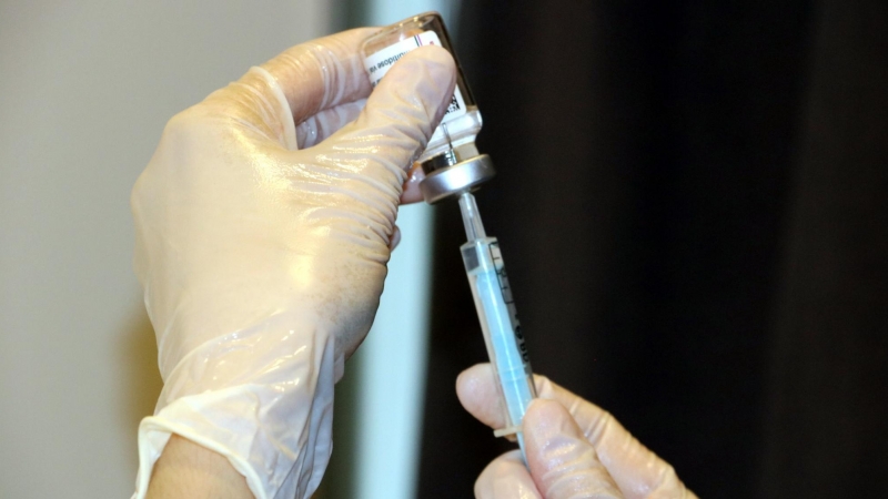 Preparació d'una vacuna d'AstraZeneca. 11 de febrer del 2021.