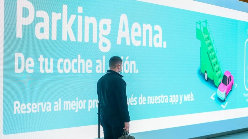 Un vigilante camina con una mochila cerca del acceso a los aparcamiento la terminal T4 del Aeropuerto Adolfo Suárez Madrid-Barajas. E.P./Ricardo Rubio