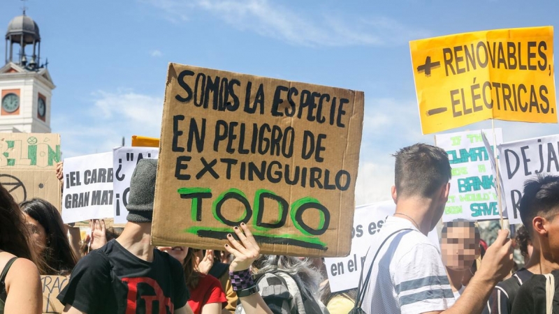 24/05/2019.- Un estudiante sujeta un cartel en el que se lee 'Somos la especie en peligro de extinguirlo todo', durante una protesta en Madrid del movimiento 'Fridays for Future' contra el cambio climático. Ricardo Rubio / Europa Press