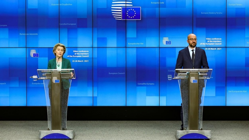 La presidenta de la Comisión Europea,  Ursula von der Leyen, y el presidente del Consejo Europeo, Charles Michel, en la rueda de prensa connjunta en Bruselas, tras la cumbre extraordinaria celebrada por videoconferencia para analizar la situación de la va