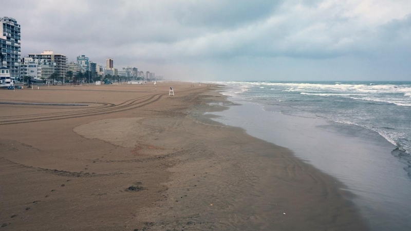 Cielo nublado en la playa de Gandía (València) completamente desierta.