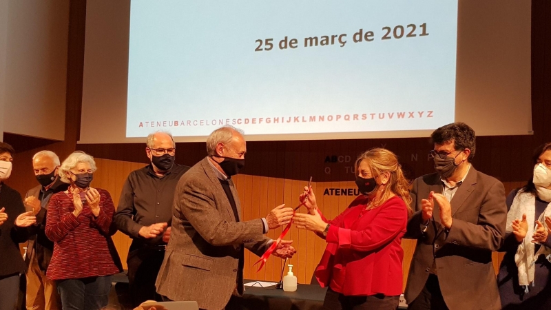 El president sortint Jordi Casassas traspassa la clau de l'Ateneu Barcelonès a la nova presidenta de l'entitat, Isona Passola.