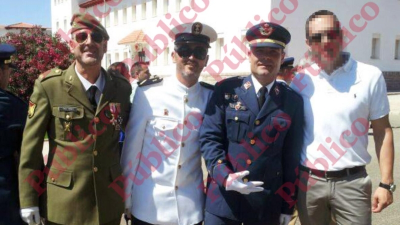 Foto de julio de 2014 en la Academia General del Aire: de izda. a dcha., los cabos primeros Díaz Pérez y Veiga Gutiérrez; el capitán Meroño haciendo el saludo de las SS (que sustituye al brazo alzado para evitar ser identificados), y su amigo neonazi 'Men