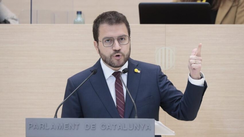 El candidat a la investidura, Pere Aragonès, aixecant un dit durant el ple d'investidura.