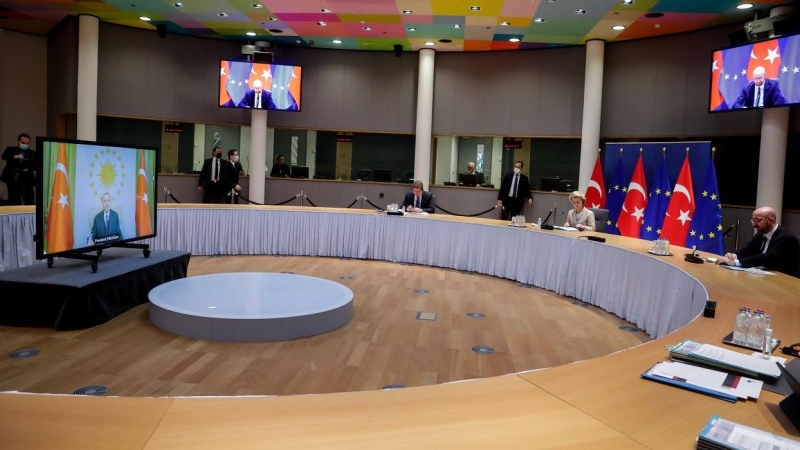 La presidenta de la Comisión Europea, Ursula von der Leyen, y el presidente del Consejo Europeo, Charles Michel, celebran desde Bruselas una videoconferencia con el presidente de Turquía, Recep Tayyip Erdogan, el 19 de marzo de 2021. REUTERS/Stephanie Lec