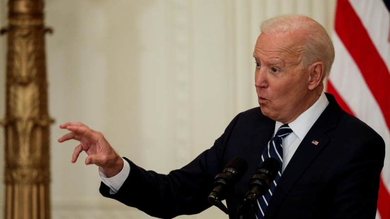 El presidente de Estados Unidos, Joe Biden, responde preguntas mientras realiza su primera conferencia de prensa formal en el Salón Este de la Casa Blanca, en Washington. - Reuters