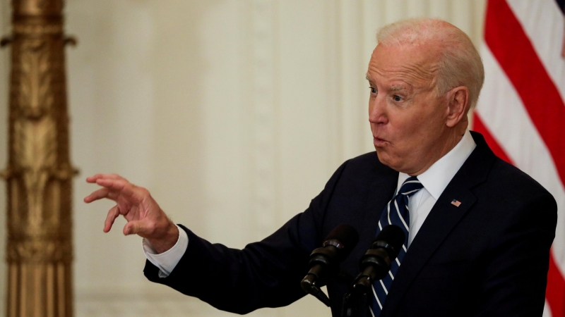 El presidente de Estados Unidos, Joe Biden, responde preguntas mientras realiza su primera conferencia de prensa formal en el Salón Este de la Casa Blanca, en Washington. - Reuters