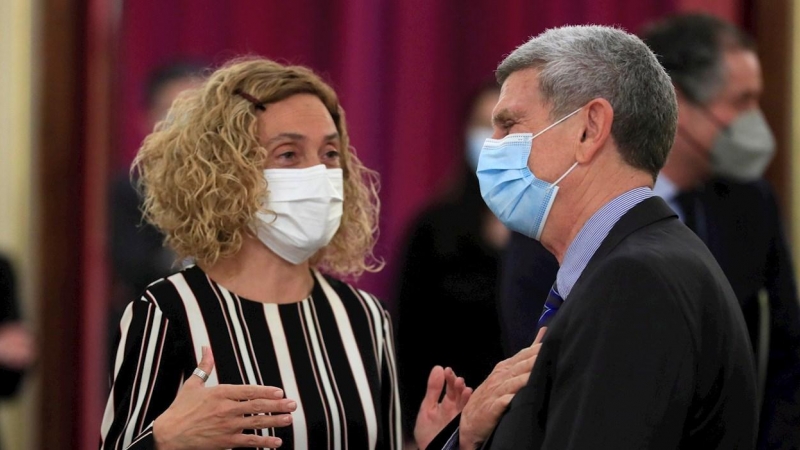 La presidenta del Congreso, Meritxell Batet (i), conversa con el nuevo presidente de RTVE, José Manuel Pérez Tornero, antes del acto de toma de posesión de su cargo este viernes en el Salón de los Pasos Perdidos del Congreso de los Diputados en Madrid.