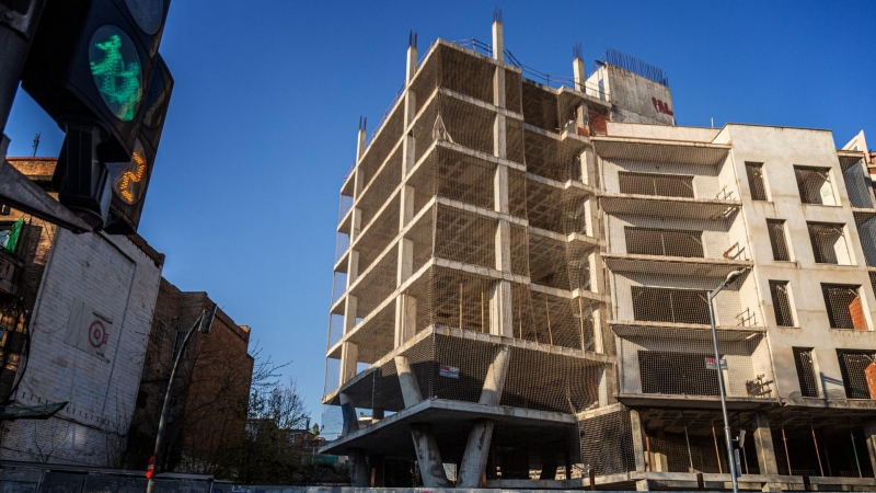 L’edifici a mitja construcció que els veïns de Santa Coloma de Gramenet han batejat com el ‘Pirulí’.