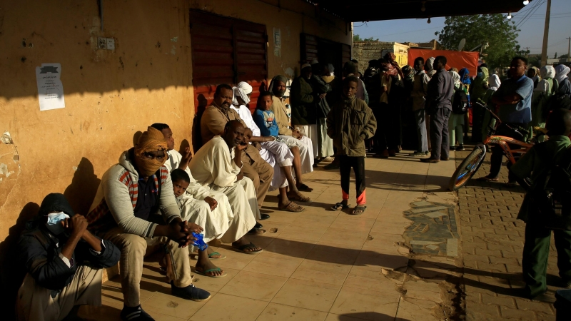 Varias personas hacen cola para comprar alimentos, en Sudán. - Reuters