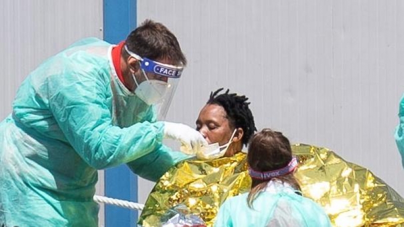 Dos mujeres y un hombre han muerto y otras 41 personas han sido rescatadas del mar con vida tras volcar una patera junto a la costa de Porís de Abona, en Tenerife, cuando una embarcación de rescate se disponía a recogerlos. En la imagen, varios niños y un