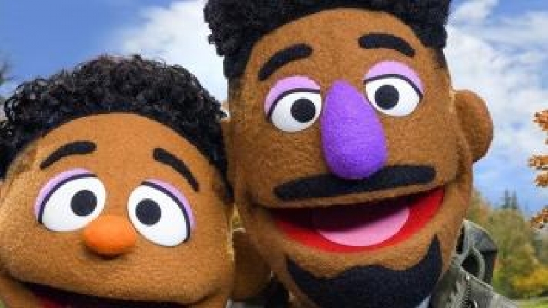 Dos nuevos muppets de 'Barrio Sésamo', Wes y Elijah, protagonizan la nueva serie 'ABC de la alfabetización racial'.