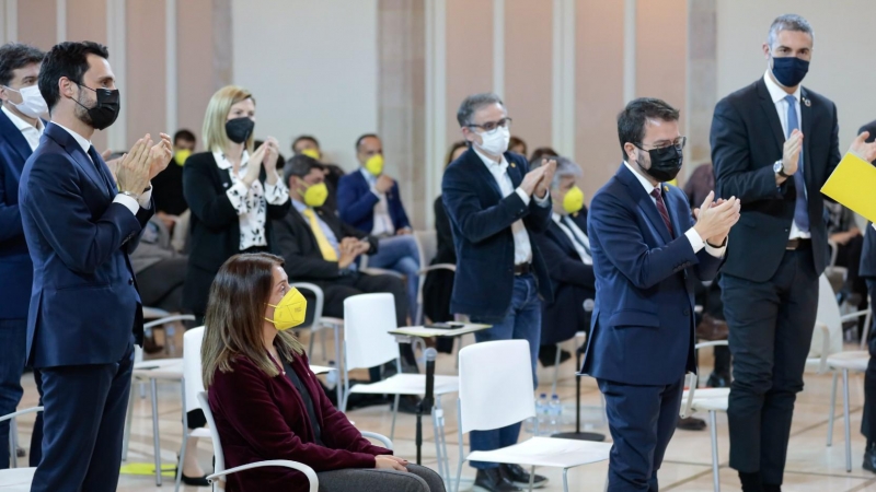 Pere Aragonès aplaudint la portaveu d'ERC, Marta Vilalta, cap al final de la sessió d'investidura.