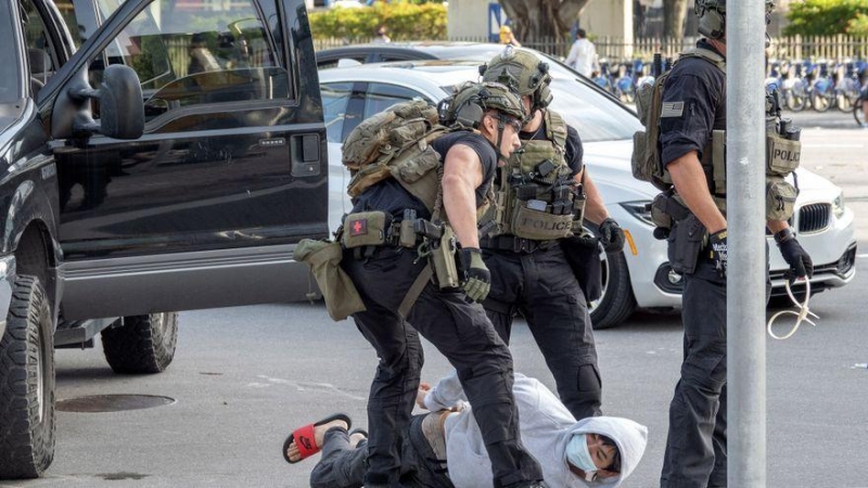 La Policía arresta a un manifestante en Miami, Florida.