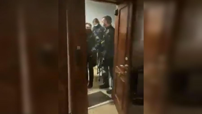 Imagen del momento en el que la Policía entra en una vivienda donde se producía una fiesta ilegal.
