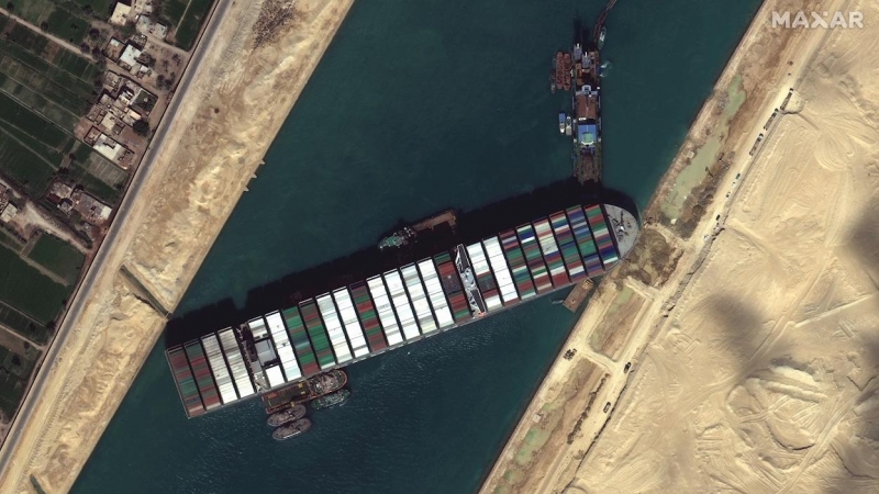 El barco portacontenedores Ever Given bloquea el canal de Suez. EFE