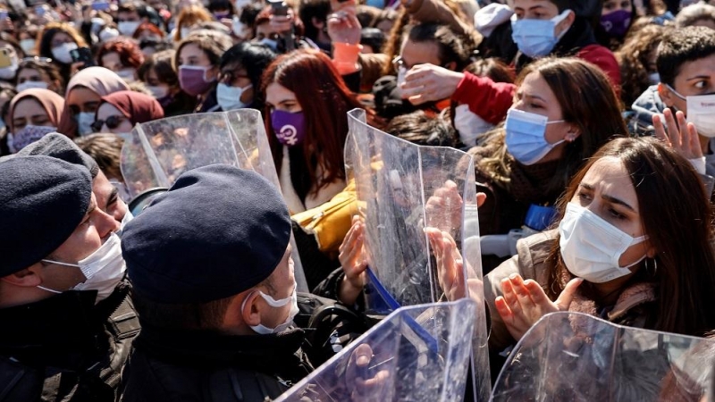 Imagen de la protesta contra el gobierno turco por abandonar el pacto europeo contra la violencia machista.