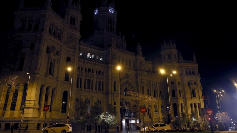 El Palacio de Cibeles (Madrid), con su iluminación apagada durante la Hora del Planeta.
