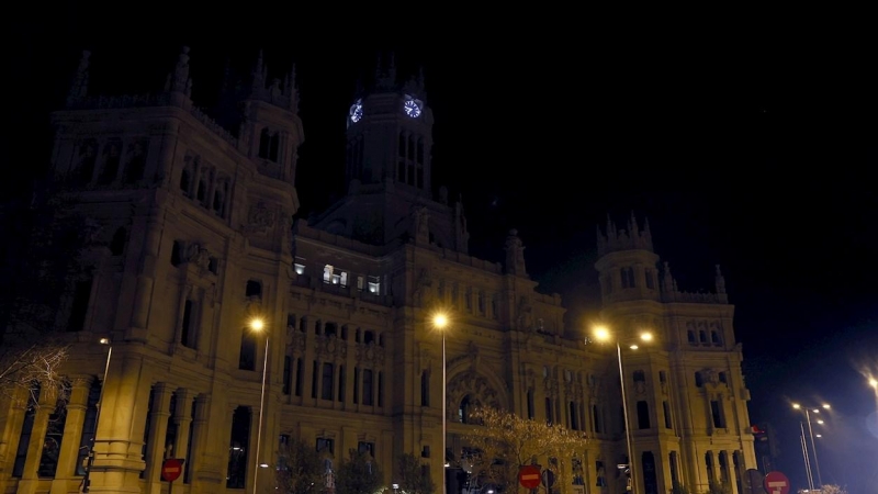 El Palacio de Cibeles (Madrid), con su iluminación apagada durante la Hora del Planeta.