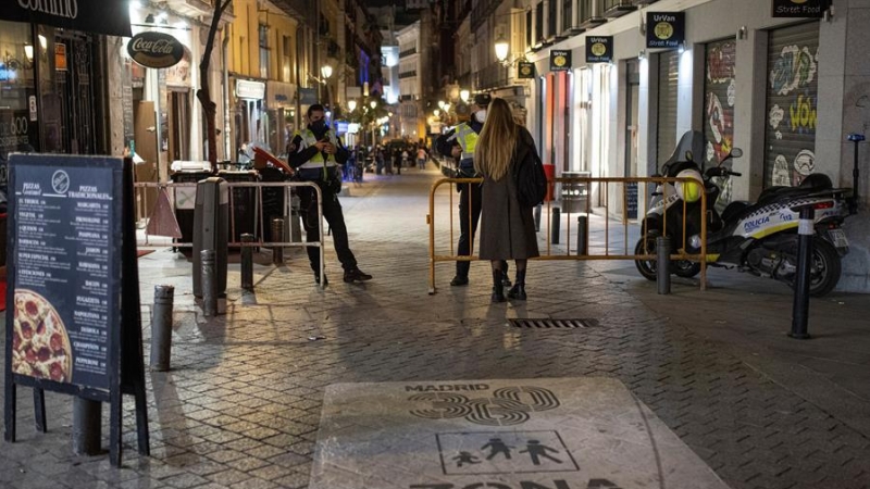 Dispositivo policial desplegado en las calles del centro de Madrid para controlar los aforos y el distanciamiento social en la zona de bares de copas.