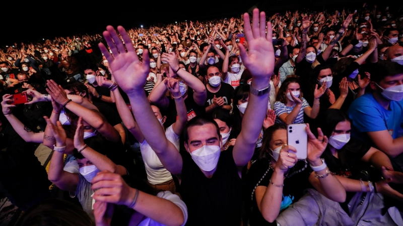 Imagen del concierto masivo de Love of Lesbian, este sábado en Barcelona. - Reuters