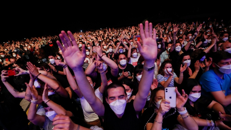 Imagen del concierto masivo de Love of Lesbian, este sábado en Barcelona. - Reuters