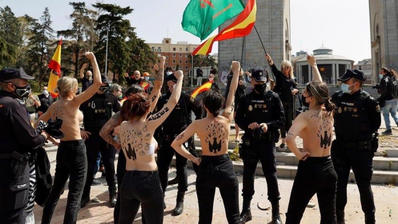 Cuatro activistas de Femen boicotean una exaltación a favor de Franco en Madrid.