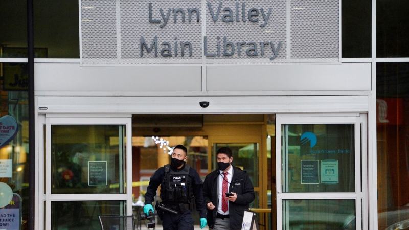 27/03/2021. Imagen de la Policía en la biblioteca pública de Lynn Valley, en North Vancouver (Canadá). - Reuters