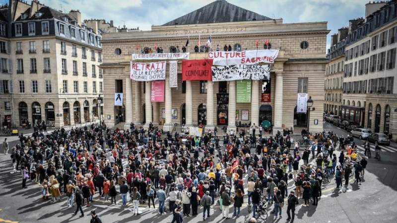 Imagen de una ocupación de un teatro como rechazo a Macron, en Francia.