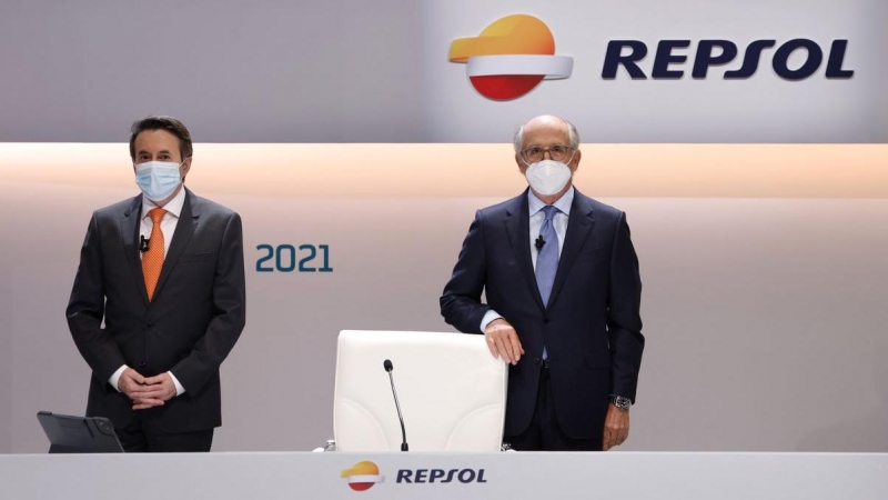 El consejero delegado de Repsol, Josu Jon Imaz, y el presidente de la petrolera, Antoni Brufau, en la junta de accionistas de 2021.