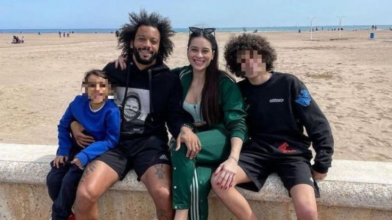 Marcelo, futbolista del Real Madrid, posa con su familia en la playa de València.