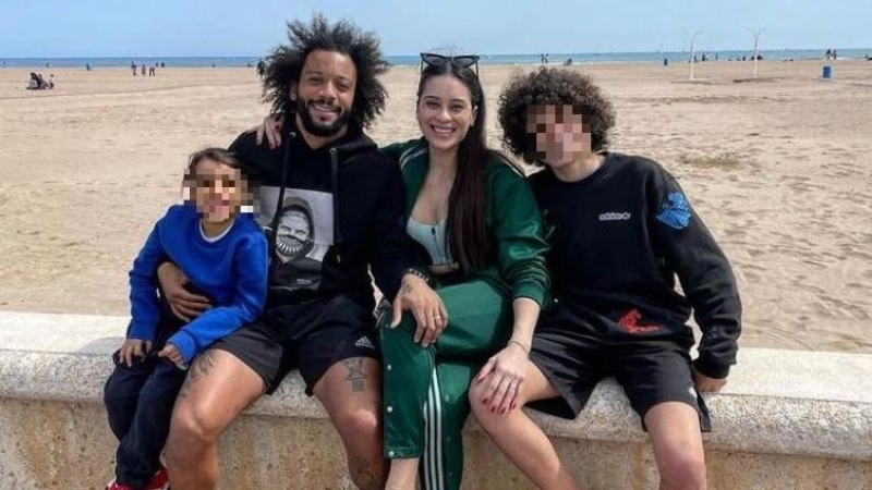 Marcelo, futbolista del Real Madrid, posa con su familia en la playa de València.