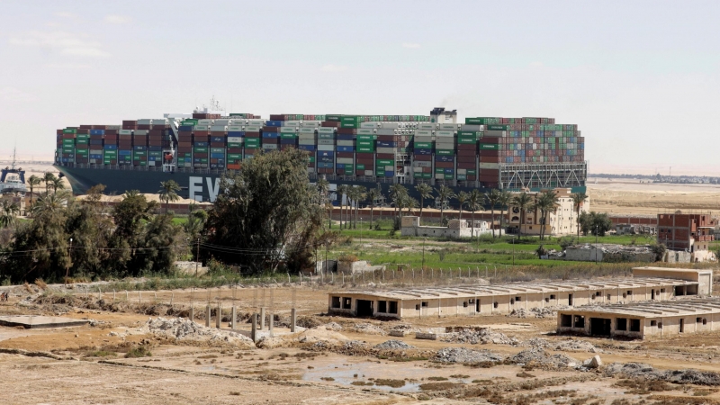 El buque Ever Given es desencallado tras casi una semana de bloqueo del canal de Suez