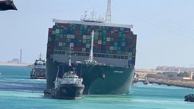 El portacontenedores Ever Given fue reflotado y ya navega por el canal de Suez.