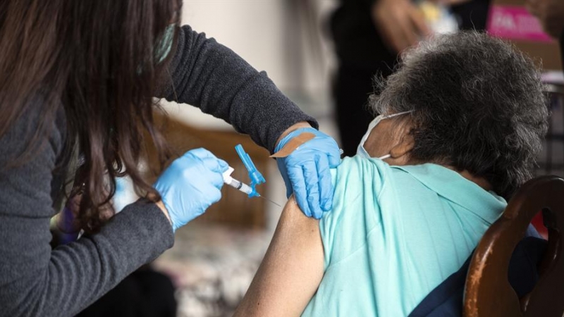 26/03/2021 17:57 (UTC) Crédito: EFE Fuente: EFE/EPA Autor: ETIENNE LAURENT Temática: Sanidad y salud » Enfermedad Personal sanitario administra la vacuna contra la covid-19.