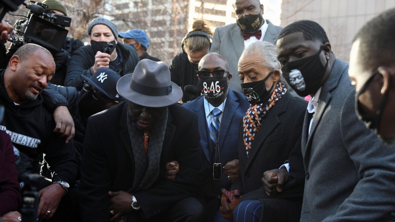 El abogado de la familia Floyd Ben Crump, el reverendo Al Sharpton y la familia Floyd se arrodillan durante 8 minutos y 46 segundos antes del juicio por la muerte de George Floyd.