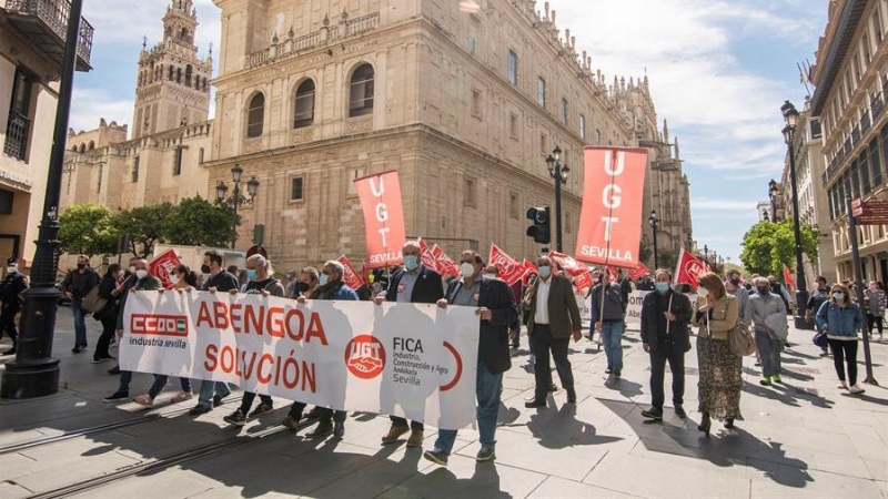 Trabajadores de Abengoa, convocados por los sindicatos UGT y CCOO, pasando junto a la Catedral y la Giralda de Sevilla durante la manifestación que ha tenido lugar hoy en defensa del empleo.