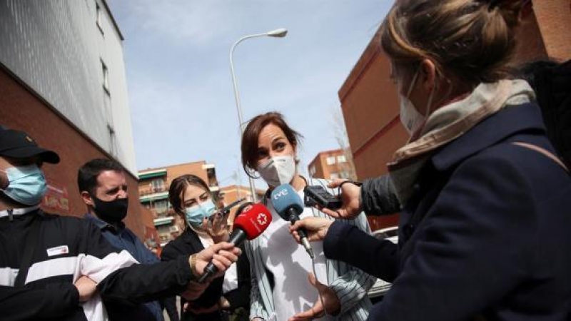 La candidata de Más Madrid a la presidencia de la Comunidad, Mónica García (c) durante su visita por El Barrio de Almendrales en Usera, Madrid este lunes.