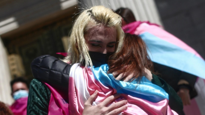 Miembros de colectivos trans se abrazan tras registrar una ley en el Congreso de los Diputados, en Madrid, (España), a 17 de marzo de 2021.