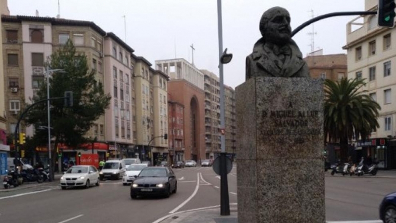 Miguel Allué, presidente de la Comisión Provincial de Depuración de Zaragoza sigue teniendo una calle y un busto en el centro de la capital aragonesa.